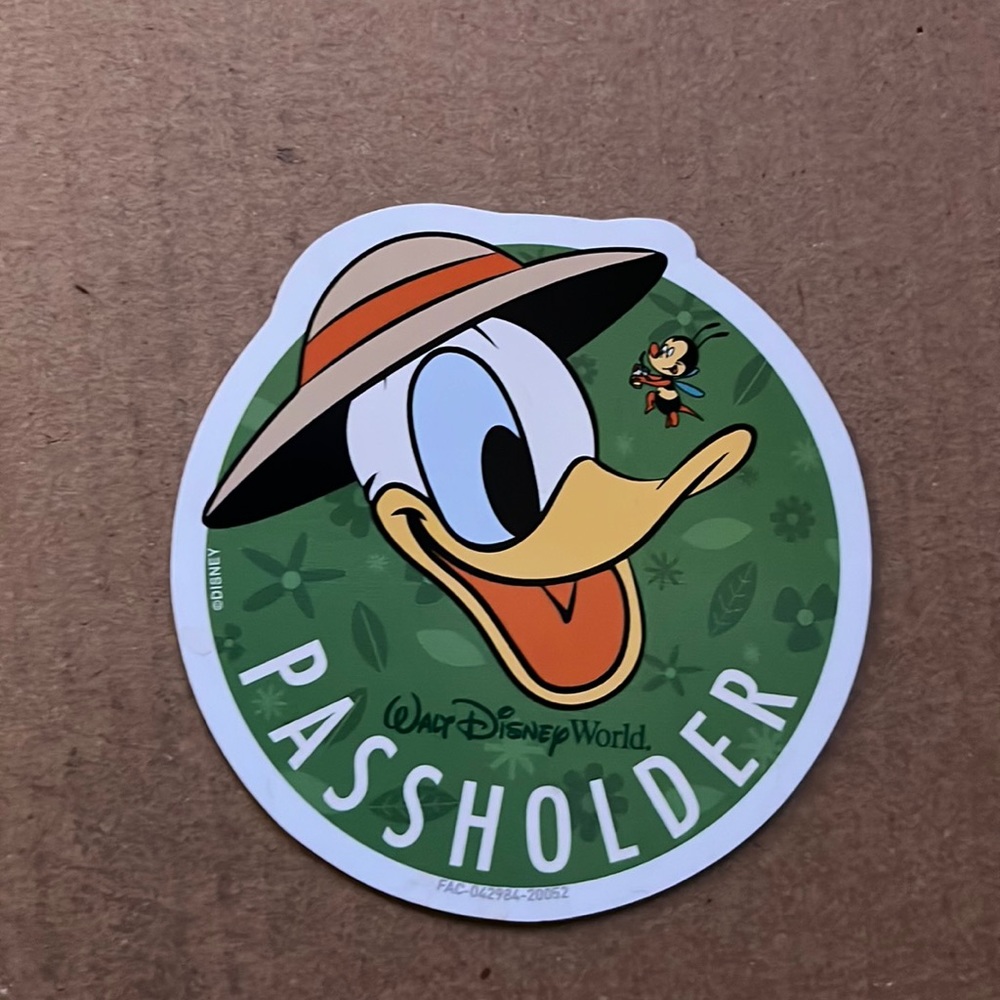 Donald Duck Passholder Magnet
